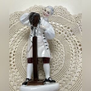 “MINT” Royal Doulton THE WIGMAKER OF WILLIAMSBURG, Figurine HN 2239, 1959